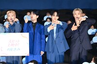 思い思いのポーズをするJO1メンバー。