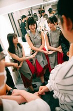 開演前にスタッフと輪になるRYUTist。（Photo by KANA TARUMI）