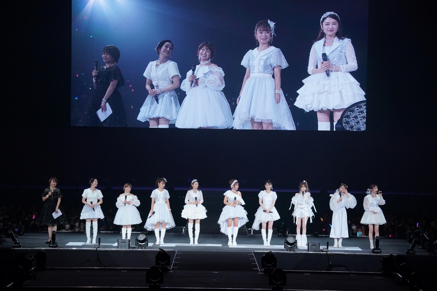 モーニング娘。OG。左から中澤裕子、市井紗耶香、 矢口真里、保田圭、石川梨華、辻希美、道重さゆみ、田中れいな、 高橋愛、紺野あさ美。