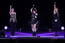 左から鈴木愛理、田中れいな、夏焼雅。