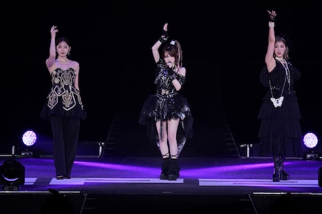 左から鈴木愛理、田中れいな、夏焼雅。