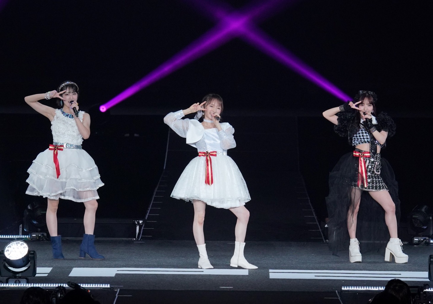 左から小関舞、紺野あさ美、稲場愛香。