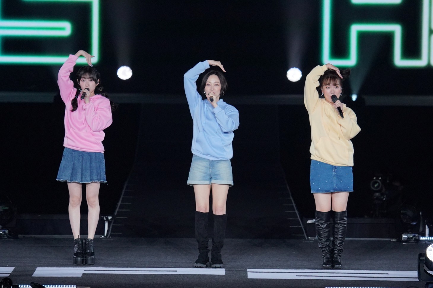 左から宮本佳林、市井紗耶香、保田圭。