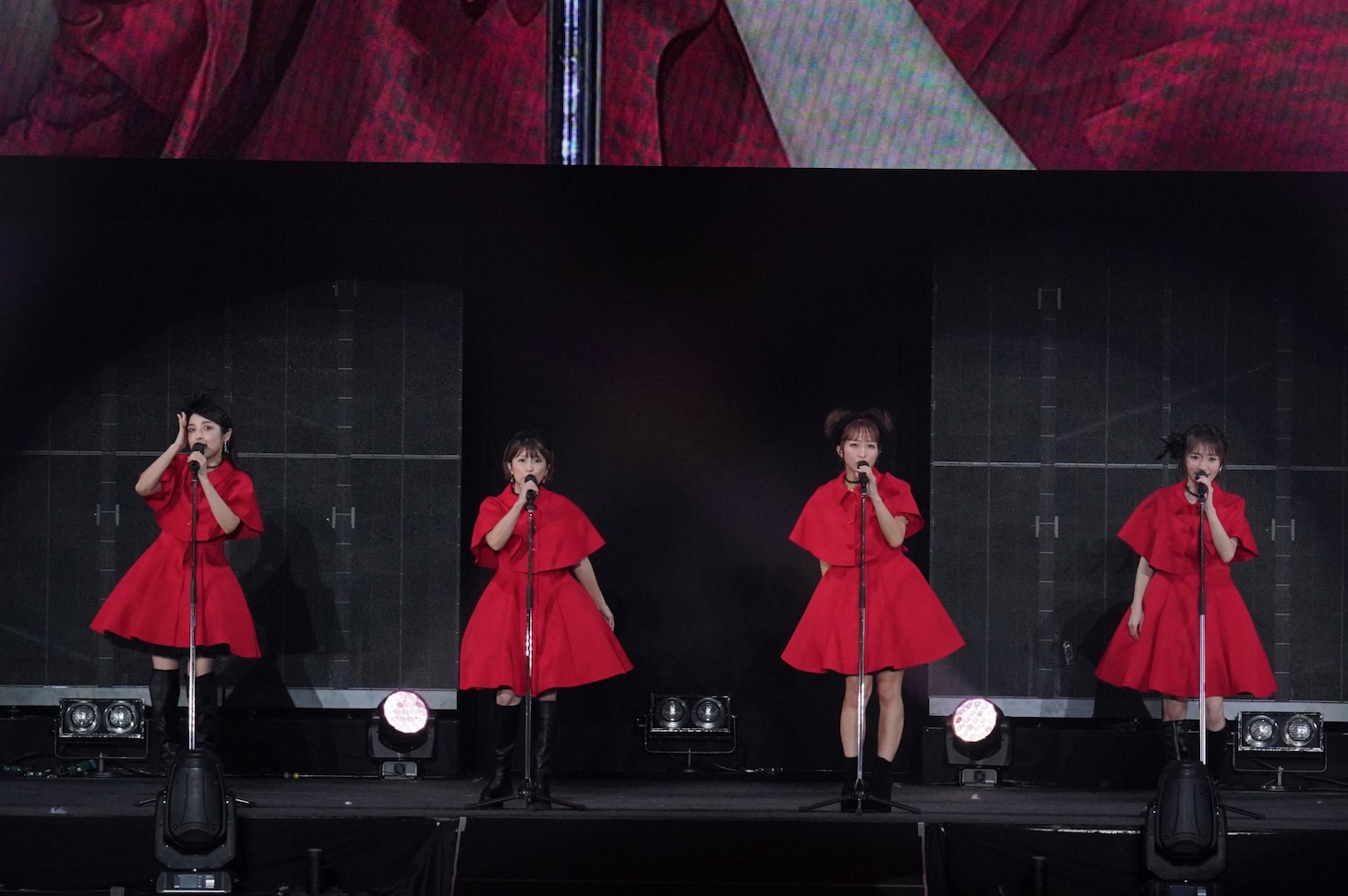 左から石川梨華、矢口真里、辻希美、紺野あさ美。