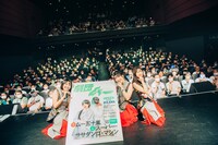 客席をバックに記念撮影するRYUTist。（Photo by KANA TARUMI）