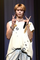 ピースするSEIYA。