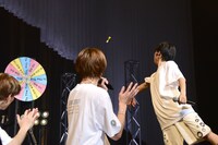 ダーツを投げるSHOOT。