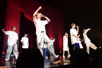 「YO HO」を披露するBUDDiiS。