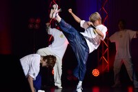 「YO HO」を披露するBUDDiiS。