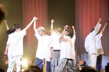 「YO HO」を披露するBUDDiiS。