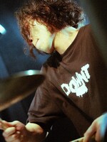 Tener Ken Robert（Dr / downt）（撮影：稲垣ルリコ）