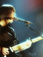 富樫ユイ（G, Vo / downt）（撮影：稲垣ルリコ）