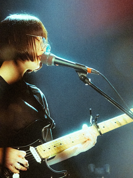 富樫ユイ(G, Vo / downt)(撮影:稲垣ルリコ)