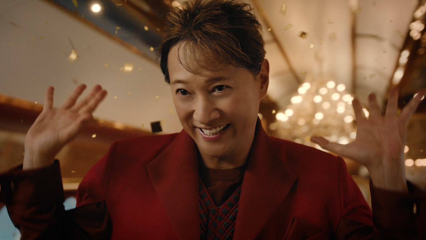 人気画像4位は「中居正広が6年ぶりに本気のキレキレダンス！ソフトバンクCM第2弾で主役の座を乗っ取る」より、ソフトバンクCM「チチンペイペイ 中居来日」編。