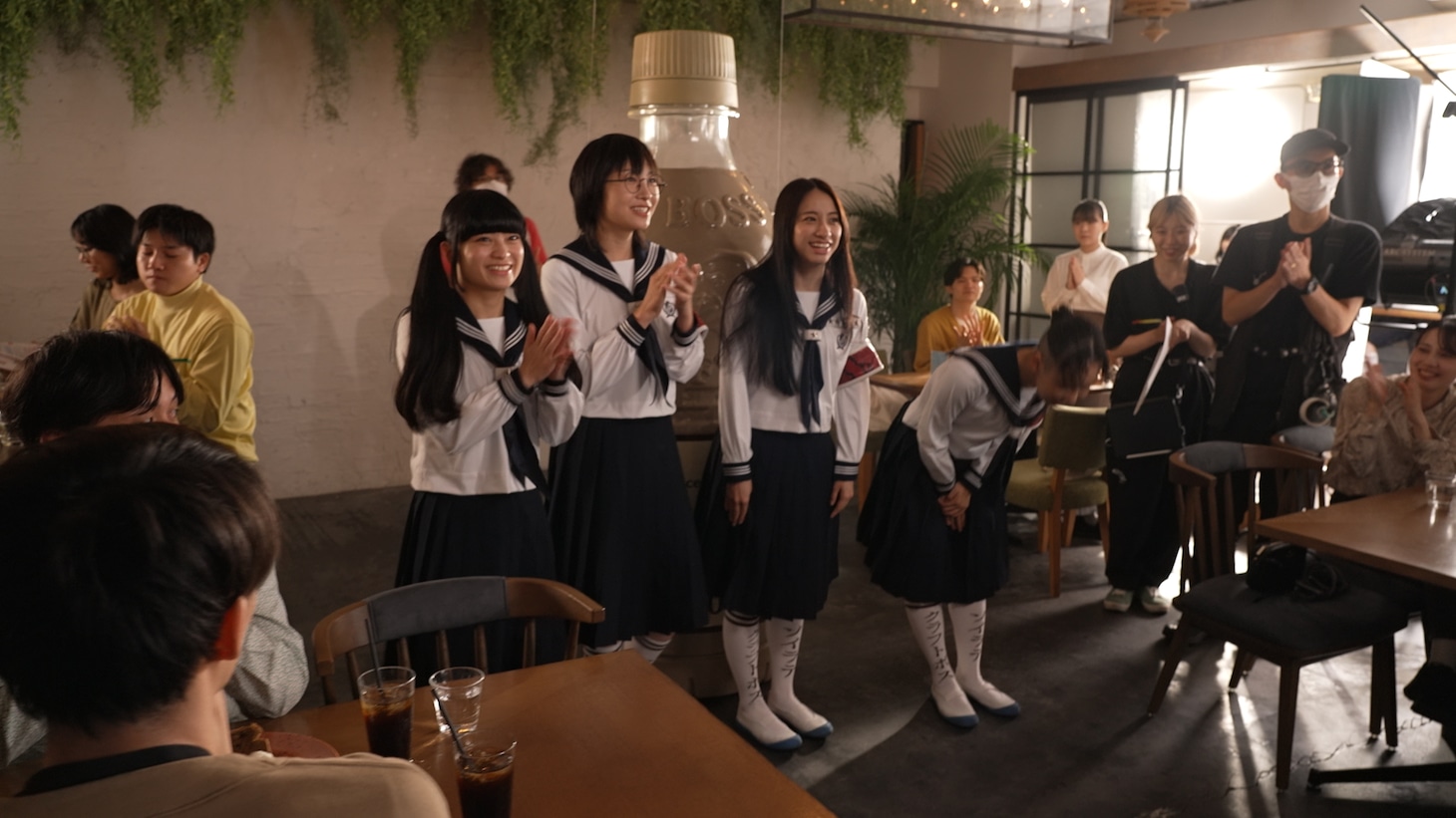 「クラフトボス ソイラテ」の新テレビCMのメイキングより。