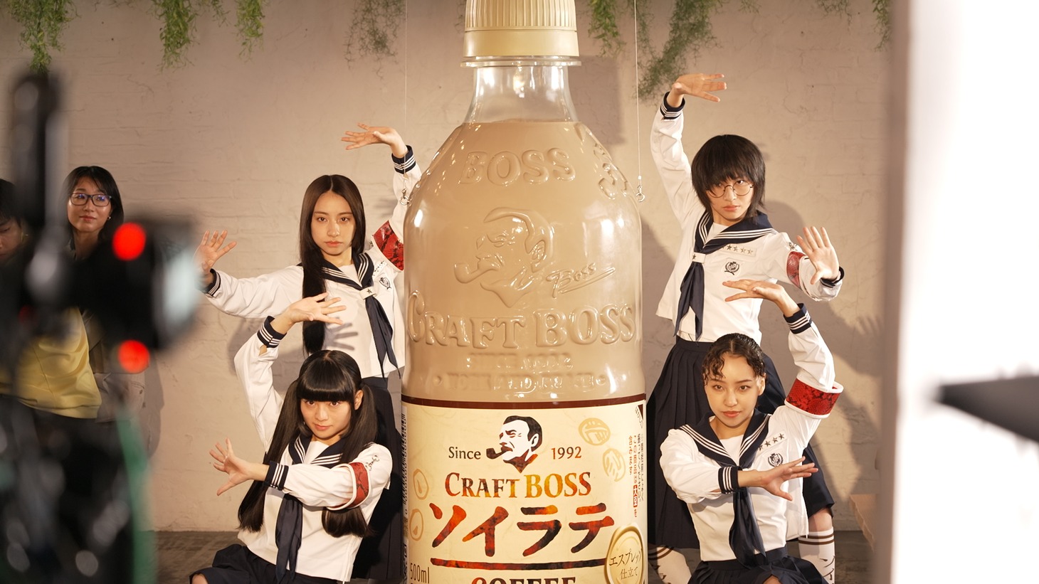 「クラフトボス ソイラテ」の新テレビCMのメイキングより。