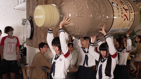 重さ20キロの巨大ボトルを担ぐ新しい学校のリーダーズ。