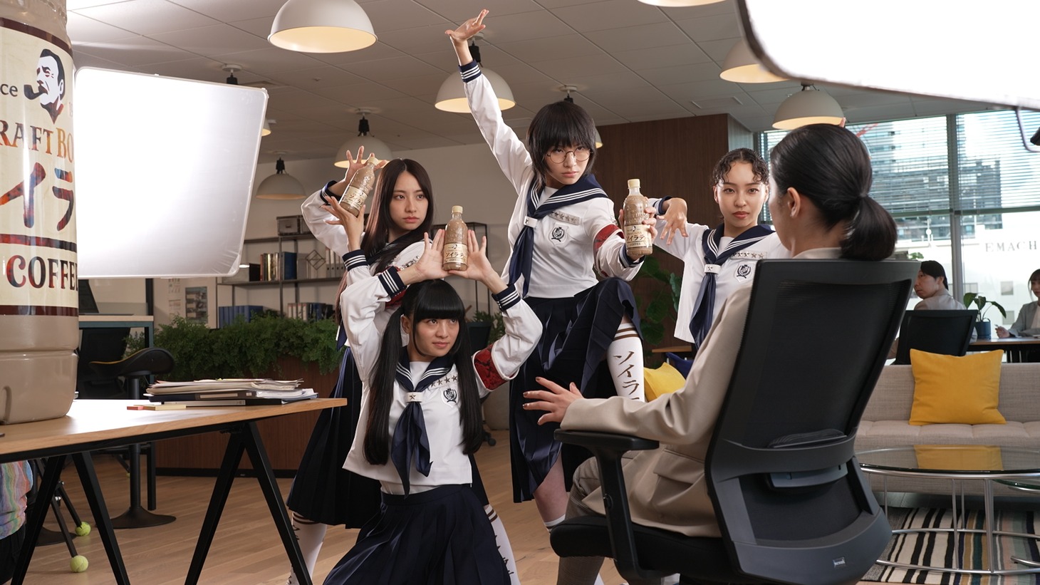 「クラフトボス ソイラテ」の新テレビCMのメイキングより。
