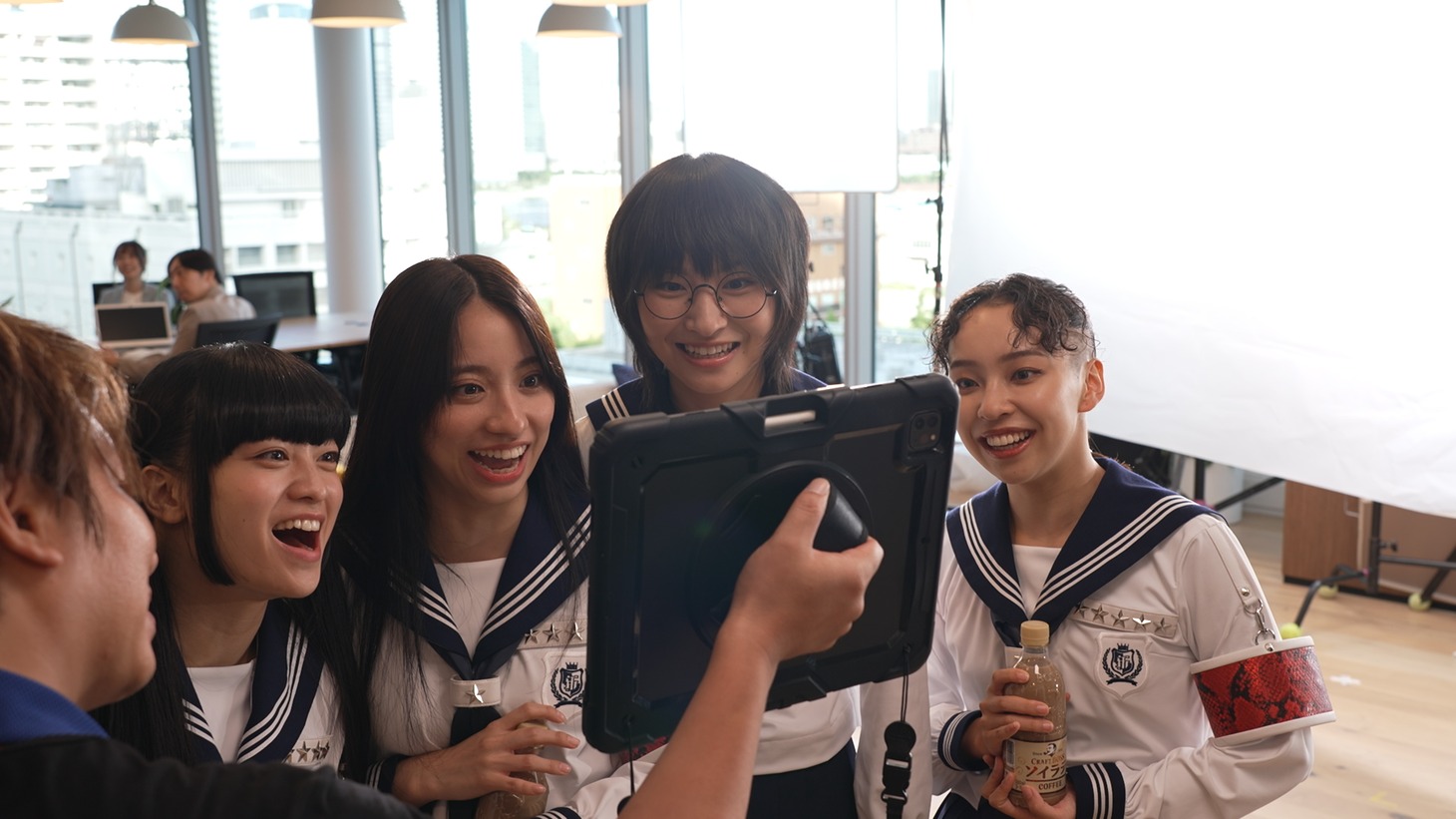 「クラフトボス ソイラテ」の新テレビCMのメイキングより。