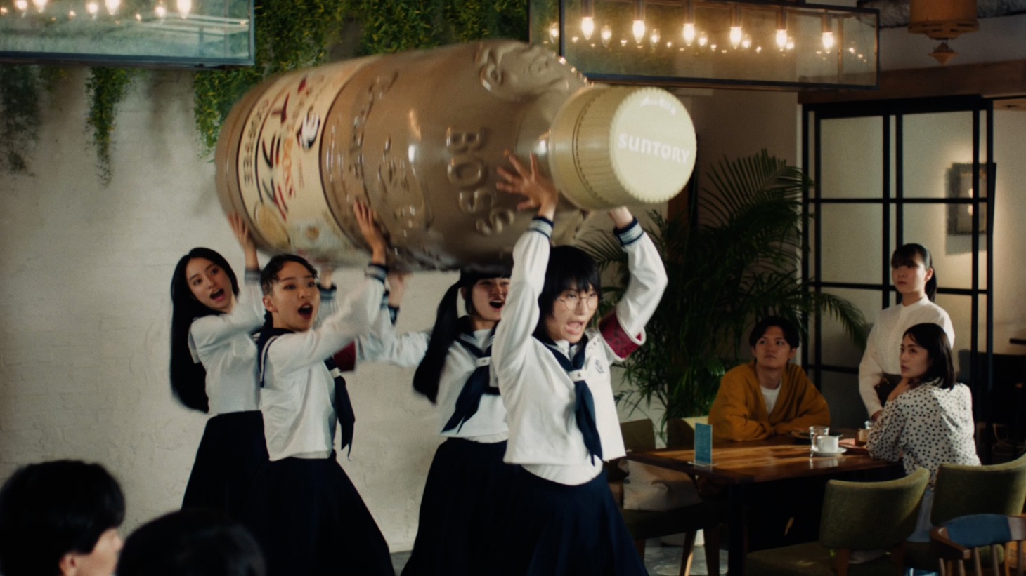 「クラフトボス ソイラテ」の新テレビCMより。