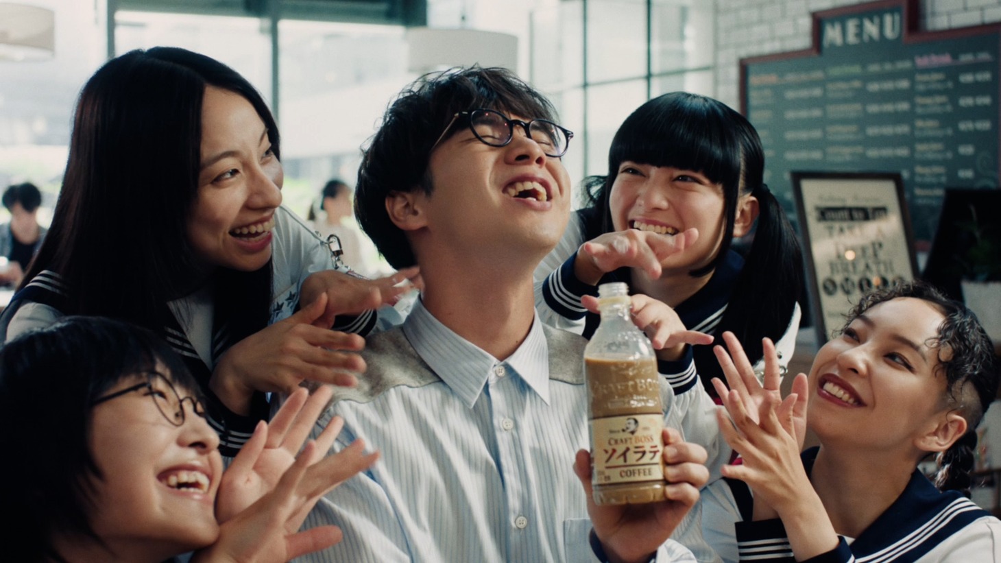 「クラフトボス ソイラテ」の新テレビCMより。