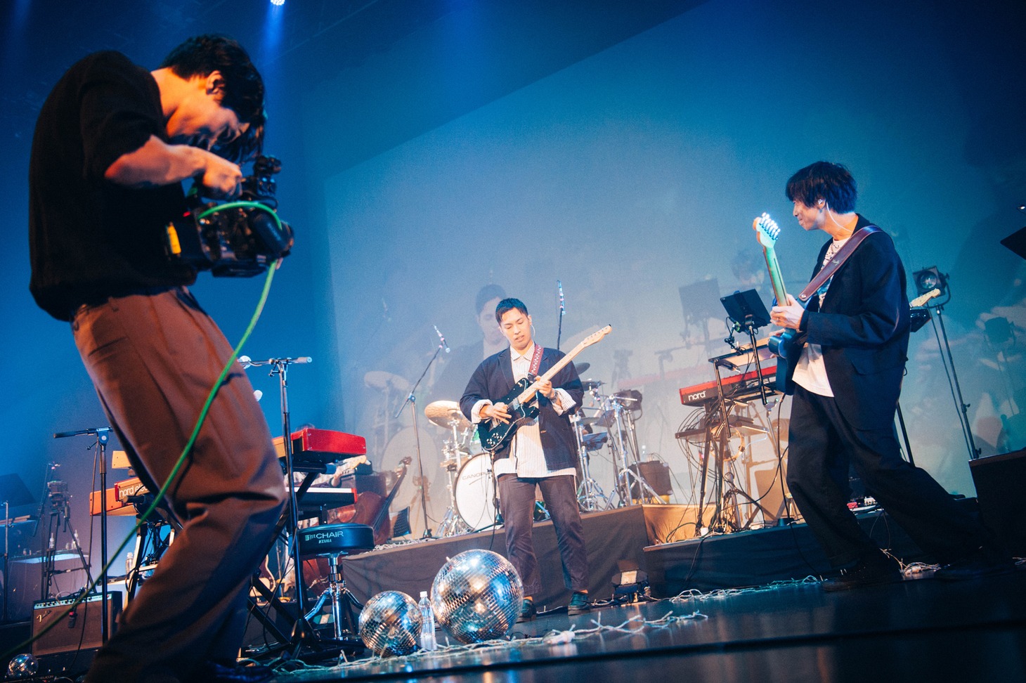 メンバーの熱演を撮影する甫木元空（左）。（Photo by Kana Tarumi）