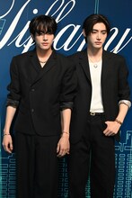 左からJAKE、SUNGHOON（ともにENHYPEN）。