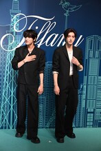 左からJAKE、SUNGHOON（ともにENHYPEN）。