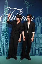 左からJAKE、SUNGHOON（ともにENHYPEN）。