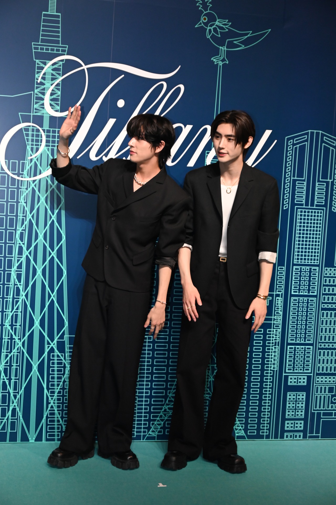 左からJAKE、SUNGHOON（ともにENHYPEN）。