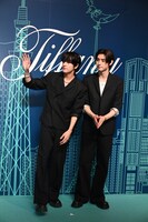 左からJAKE、SUNGHOON（ともにENHYPEN）。