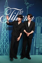 左からJAKE、SUNGHOON（ともにENHYPEN）。