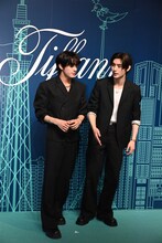 JAKE（左）にソロ撮影を促すSUNGHOON（右）（ともにENHYPEN）。