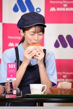「てりやきバーガー」を食べる牧野真莉愛。