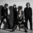 a flood of circle、学ラン着てヤンキー座り