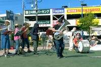 「地べた音楽祭」2022年開催時の様子。