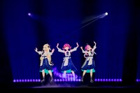 左から角巻わため、宝鐘マリン、湊あくあ。