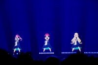 左から湊あくあ、宝鐘マリン、角巻わため。