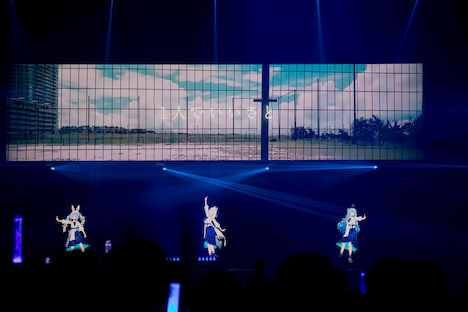 左から兎田ぺこら、白上フブキ、雪花ラミィ。