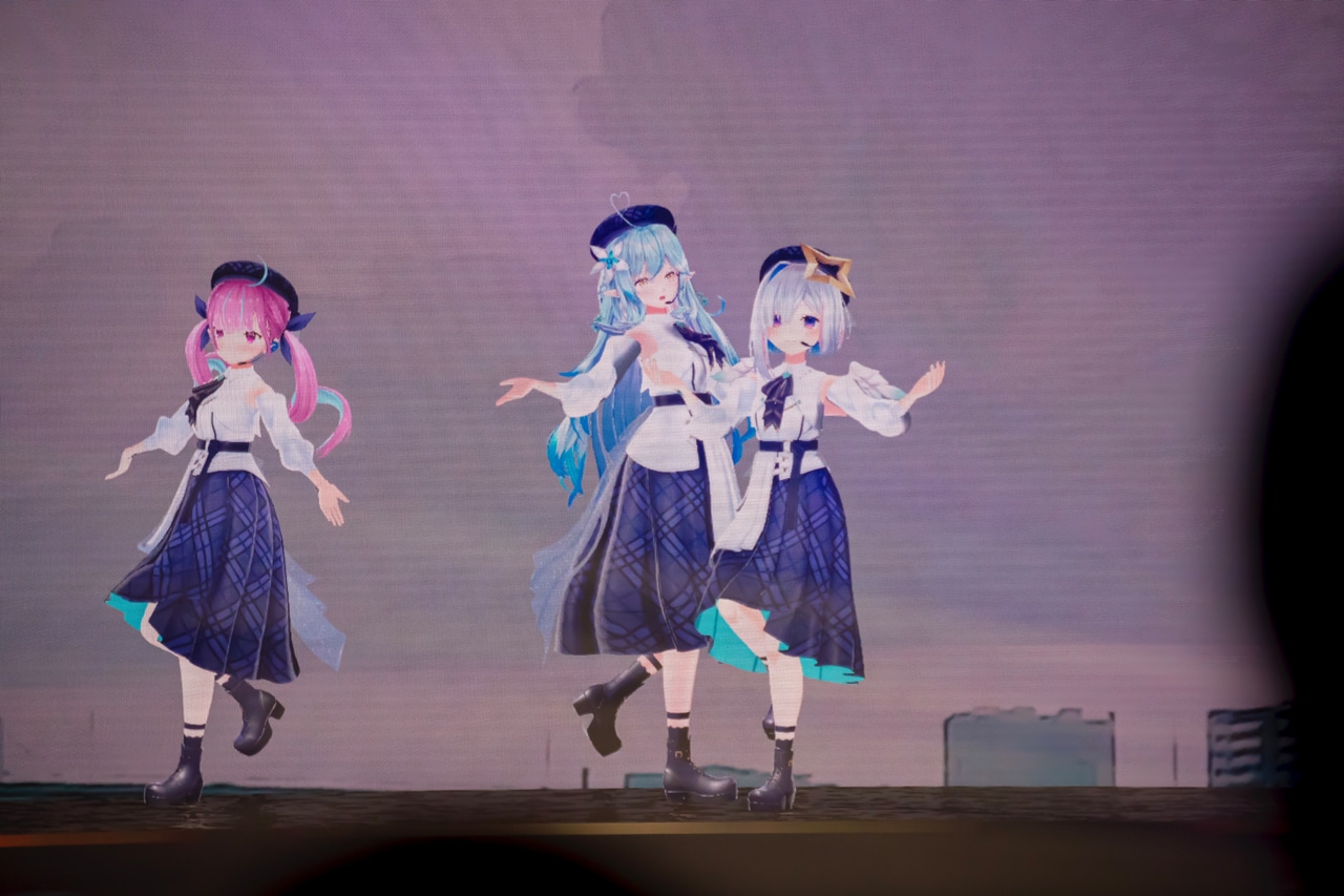 左から湊あくあ、雪花ラミィ、天音かなた。