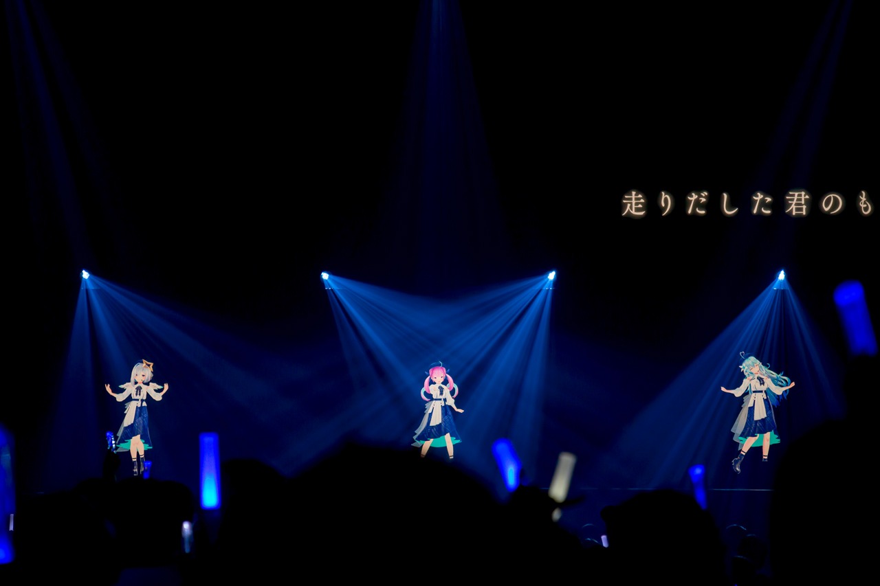 左から天音かなた、湊あくあ、雪花ラミィ。
