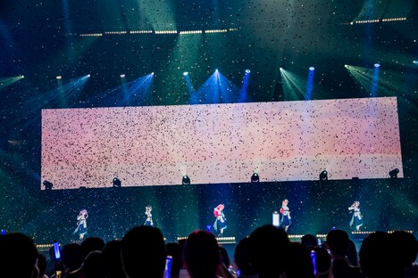 左から常闇トワ、大空スバル、さくらみこ、癒月ちょこ、沙花叉クロヱ。