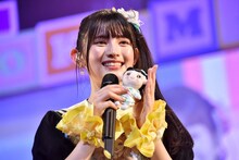 吉川ひよりのぬいぐるみキーホルダーを持つ菅田愛貴。