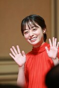 会場後方から登場した橋本環奈。