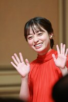 会場後方から登場した橋本環奈。