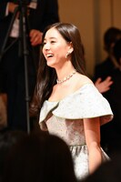 会場後方から登場した新木優子。