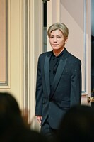 会場後方から登場した岩田剛典。