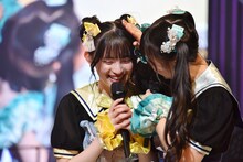 吉川ひより（右）に“よしよし”をねだる菅田愛貴（左）。