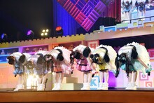 客席の宣伝部員におじぎをする超ときめき♡宣伝部。