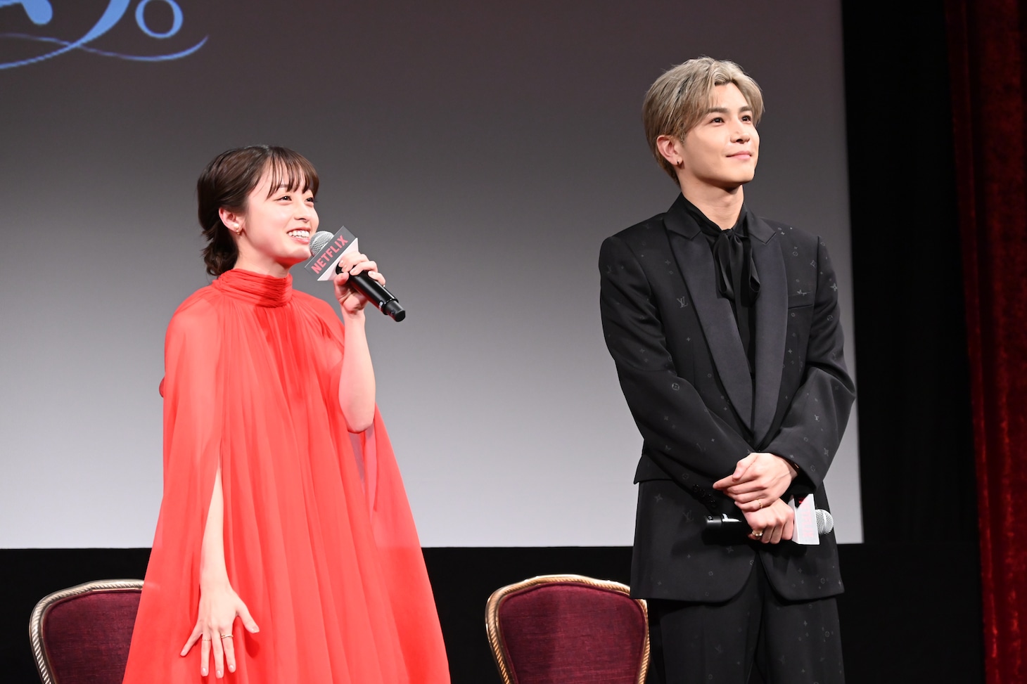 左から橋本環奈、岩田剛典。
